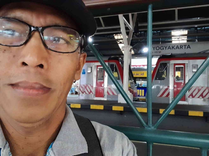 Berswafoto dengan latar gerbong KRL (dokpri)
