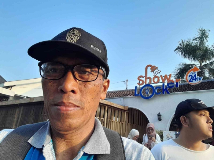 Berswafoto di depan tempat penitipan barang (dokpri)