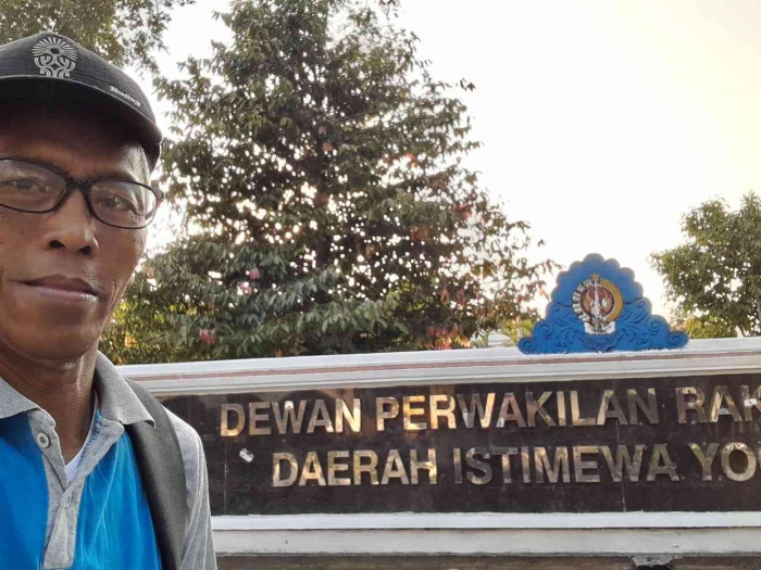 Berswafoto di depan papan nama DPRD DIY (dokpri)