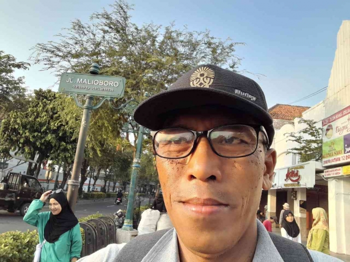 Berswafoto dengan latar orang sedang difoto temannya (dokpri)