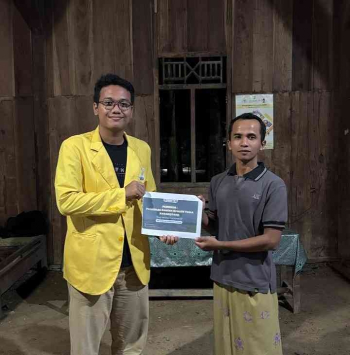 Foto penyerahan media edukasi bersama Ketua Karang Taruna Dusun Ngrumpeng (Sumber: Tim UNNES GIAT 12 SKM Desa Putatsari)
