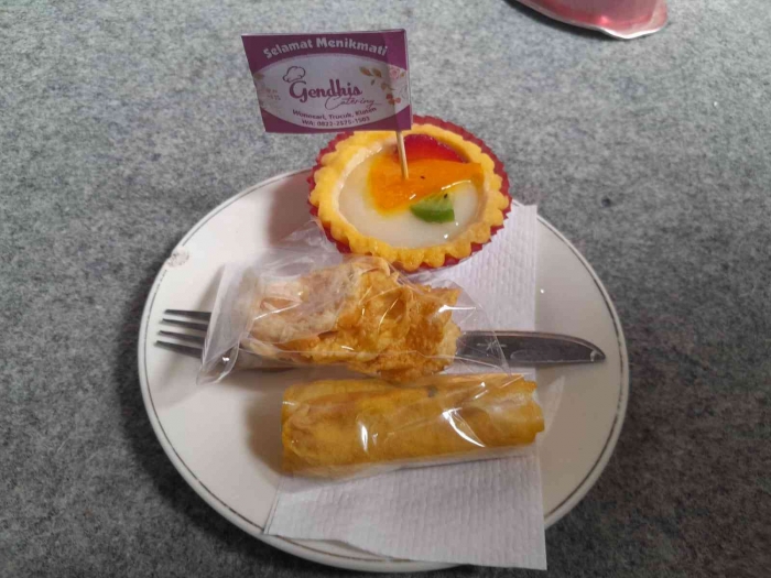 Kudapan (snack) disuguhkan setelah minuman teh hangat (dokpri)