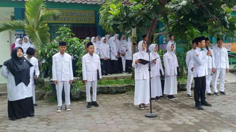 Suasana Upacara bendera MTsN 1 Bantul (dokpri)