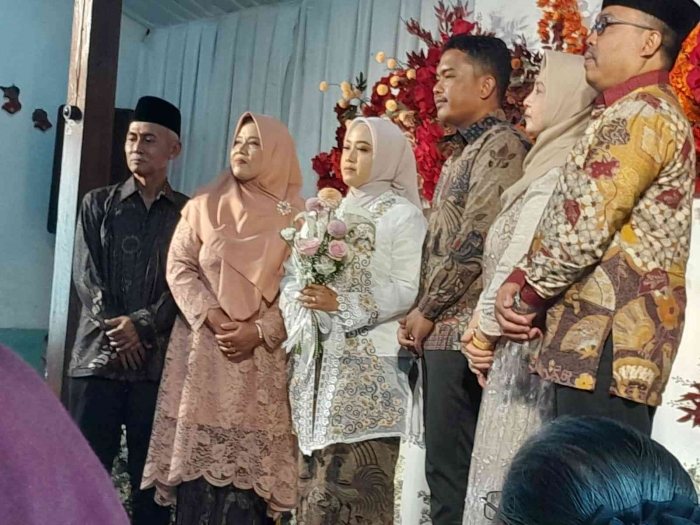Sutomo, istri, pasangan tunangan, ortu pihak laki-laki (dokpri)