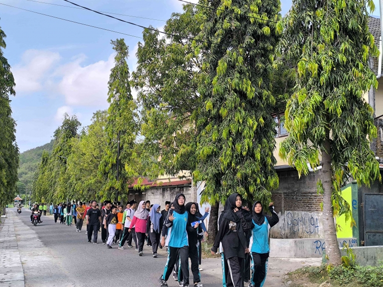 Siswa MTsN 3 Bantul saat mengikuti jalan sehat HAORNAS KE-42 (dok. MTsN 3 Bantul)