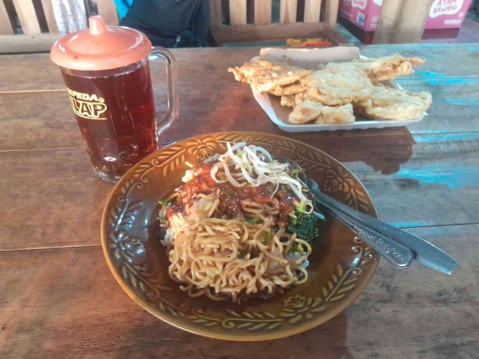 Nsi pecel, teh manis, dan gorengan (dokpri)