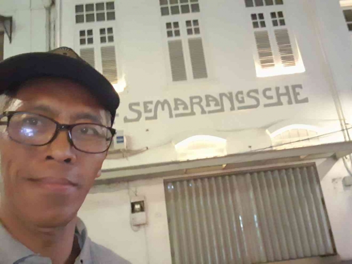 Berswafoto dengan latar bangunan lama (dokpri)