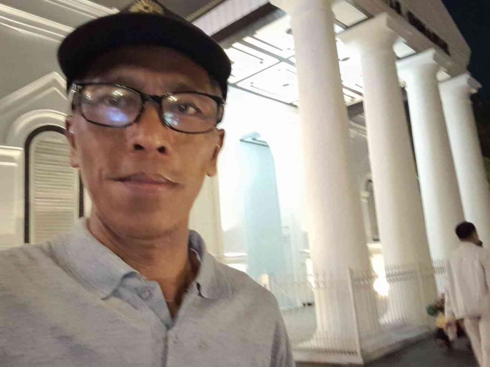 Berswafoto dengan latar bangunan gereja (dokpri)