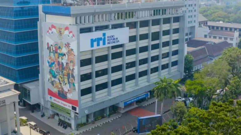 Mercy Rri 80 Tahun Eksistensi RRI: Mengarungi Gelombang Digital Halaman 1 ...