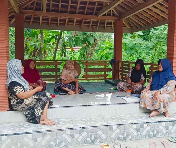 Pertemuan mamah-mamah RT 11 dengan musyawarah bersama, arisan dan tabungan (dokumentasi RT 11)