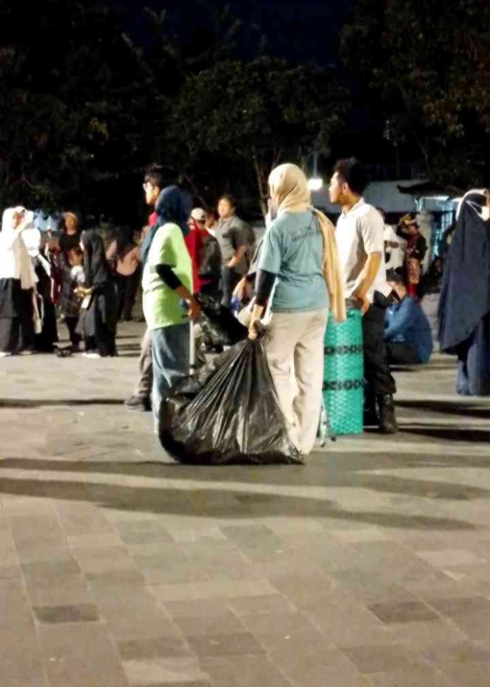 Mereka yang menjadi pahlawan kebersihan malam itu (Dokpri Agustina)