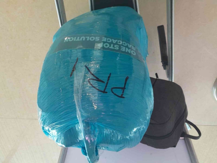 Tas punggung yang mbesar di-wrapping (dokpri)