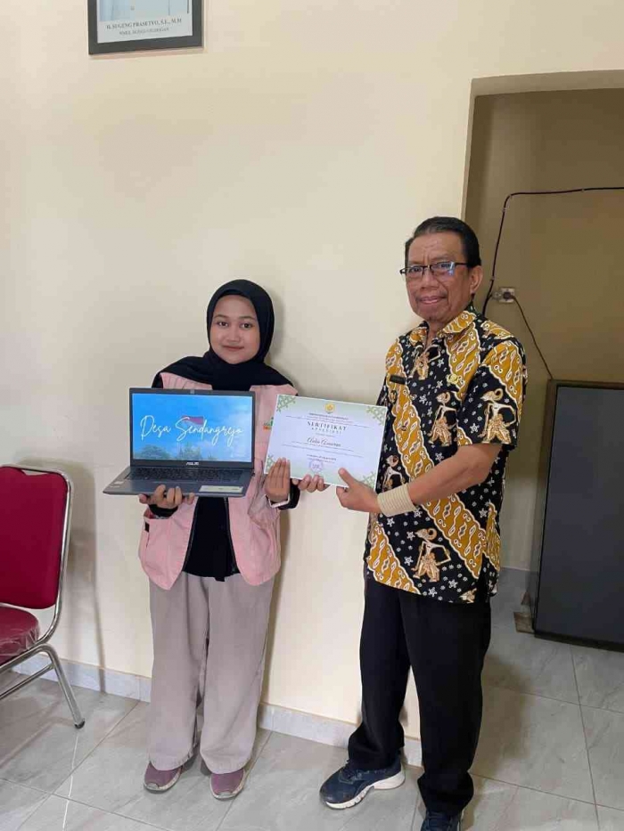 Penyerahan Video Profil Desa (Sumber: Dokumentasi Pribadi)