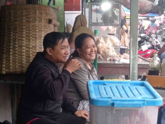 Pembeli sedang menikmati segelas jamu (Dok. Pribadi)Â