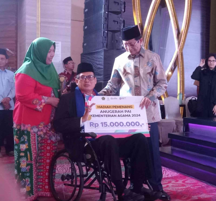 Cing ato ketika mendapatkan hadiah dari menteri agama nazarudin Umar/dokpri