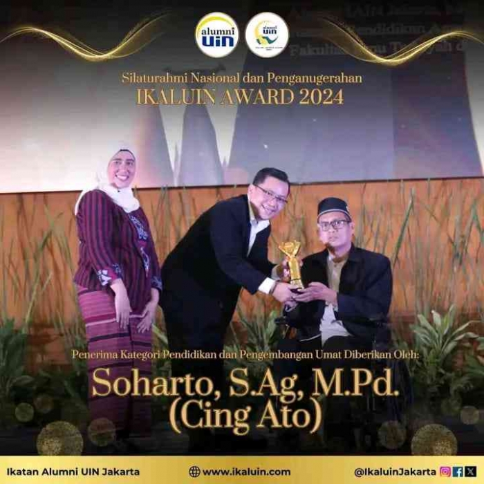 Cing Ato ketika mendapatkan penghargaan/Suharto
