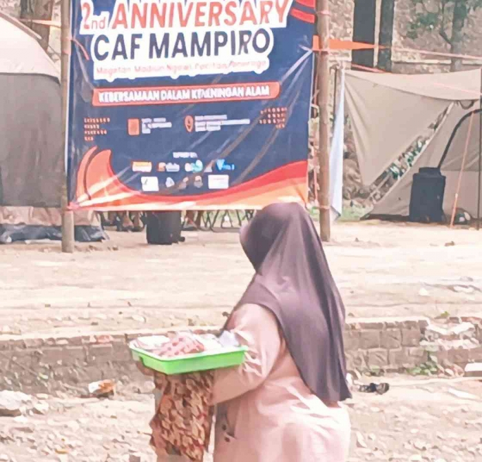 Sekilas Bukit Sekipan Buper dan Wisata Keluarga(penjual stroberi)(dokumentasi pribadi: Isti Yogiswandani)