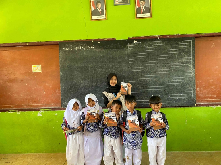 Foto bersama dengan anak-anak kelas 1 SDN 01 bringinsari