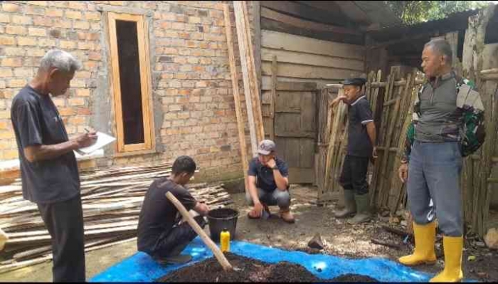 Belajar membuat kompos dari raw material di sekitar (dok foto: Gregorius Nafanu)