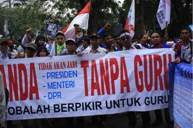 Salah satu poster Tuntutan aksi demo guru honorer PB PGRI di Jakarta. Sumber dokpri