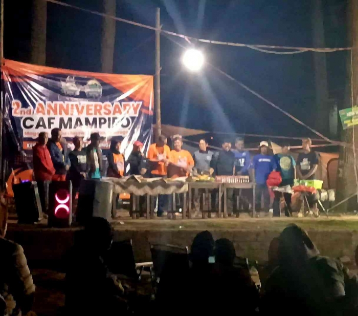 Menanti saat potong tumpeng (dokumentasi pribadi: Isti Yogiswandani)