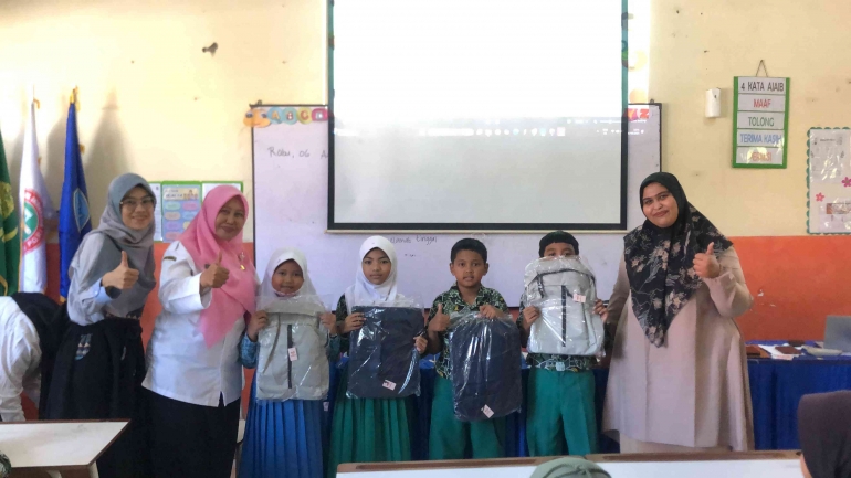 Dosen Gizi UNESA dengan Siswa Pemenang Games (Sumber: Dokumentasi Kegiatan)