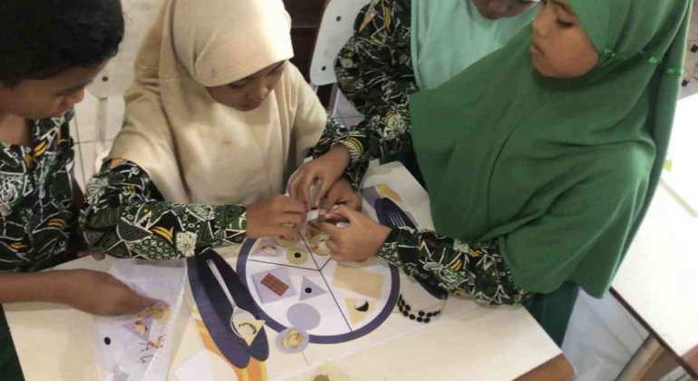 Siswa SD Negeri Larangan Bermain Puzzle Melaksanakan Sesi Games (Sumber: Dokumentasi Kegiatan)