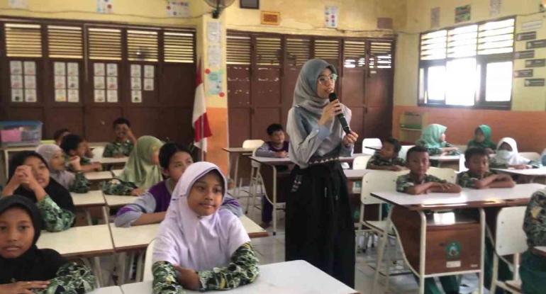 Dosen Gizi UNESA sedang Melakukan Penyampaian Materi (Sumber: Dokumentasi Kegiatan)