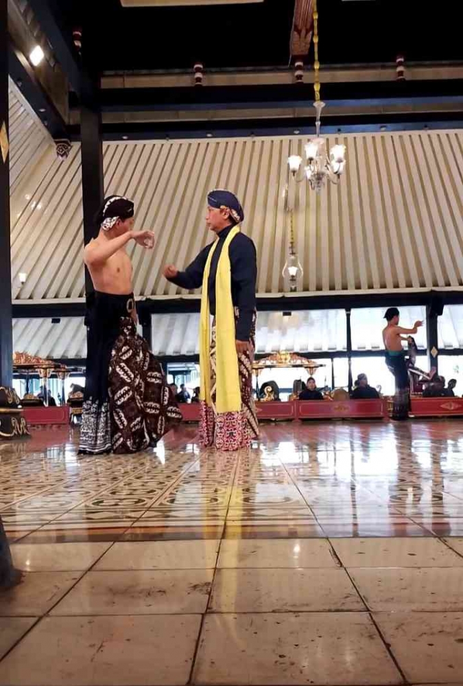 Sang pelatih sedang mengoreksi gerakan sang penari asuhannya (Dokpri Agustina)