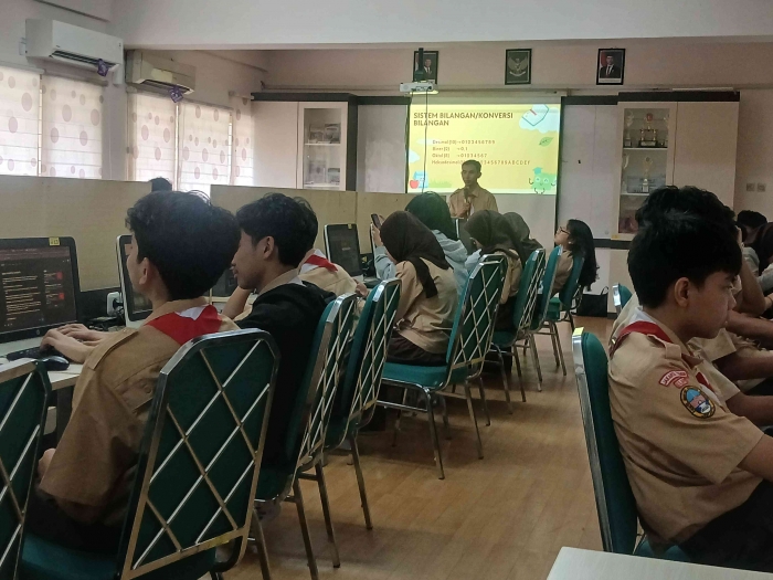 Pak Ramli Swdang Mengajr Informatika kelas 9 smp labschool jakarta/dokpri
