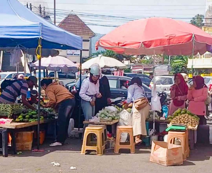 Pasar Tawangmangu (Dokumentasi pribadi: Isti Yogiswandani)