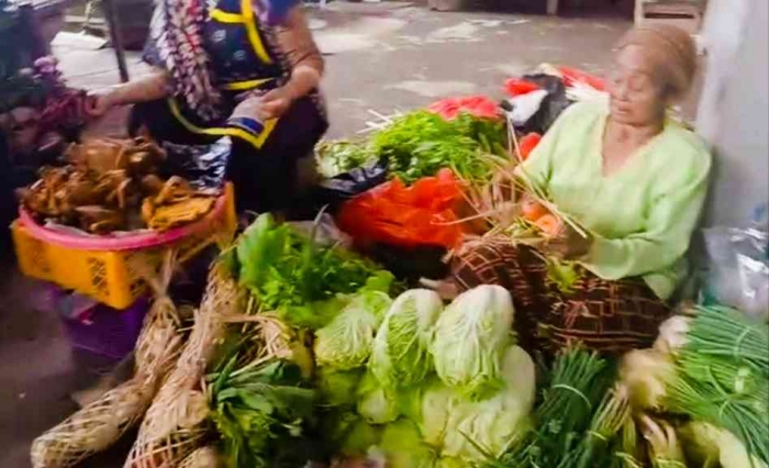 Penjual sayuran di dekat pintu masuk pasar Tawangmangu (Dokumentasi pribadi: Isti Yogiswandani)