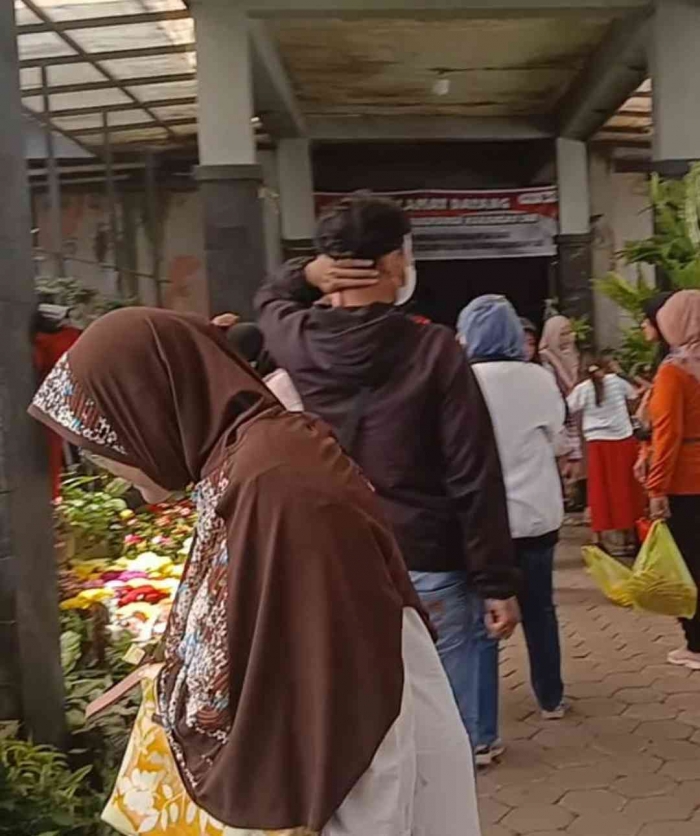 Di pintu masuk tersedia lapak aneka tanaman hidup dan bunga (Dokumentasi pribadi: Isti Yogiswandani)