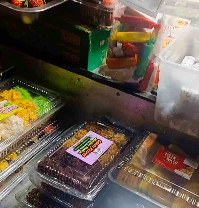 Aneka jajanan yang bisa bertahan lama dan bisa dijadikan oleh-oleh (Dokumentasi pribadi: Isti Yogiswandani)