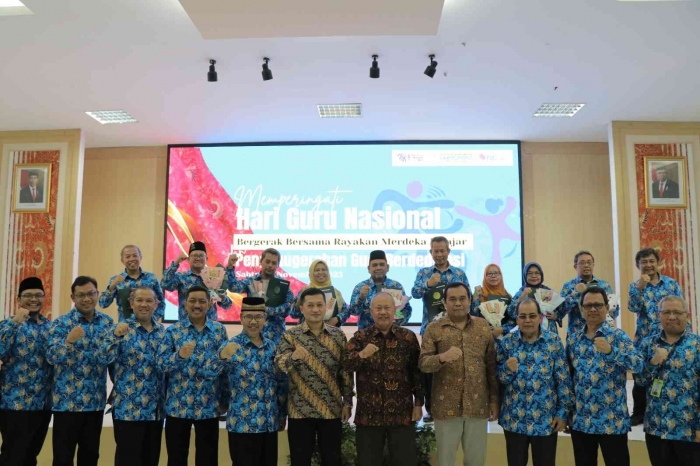 Omjay bersama guru Labschool ketika mendapatkan penghargaan dari rektor UN J/dokpri