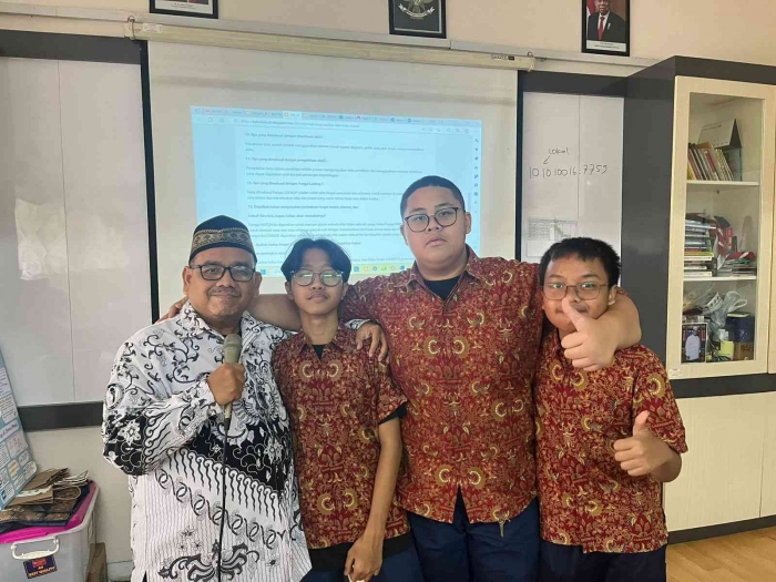 Omjay bersama siswanya di Labschool/dokpri