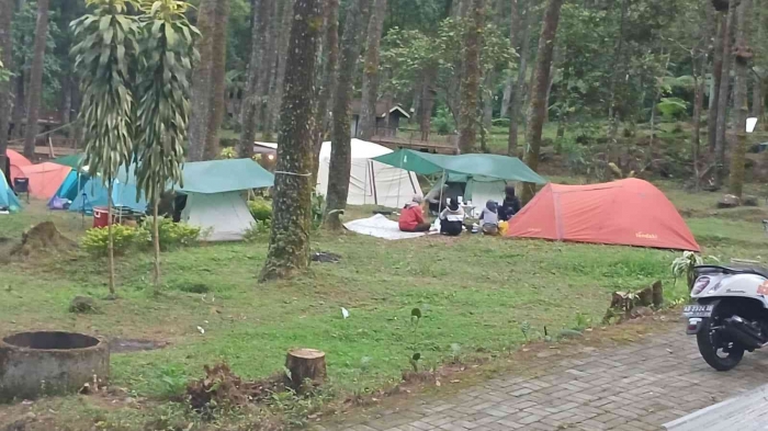 Ngobrol asyik di depan tenda(dokumentasi pribadi: Isti Yogiswandani)