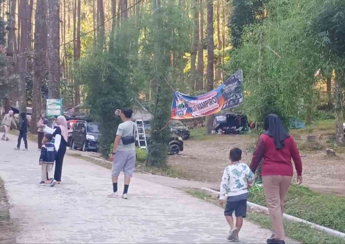Jalan pagi di area hutan bumi perkemahan Bukit Sekipan, Kalisoro (Dokumentasi pribadi: Isti Yogiswandani)