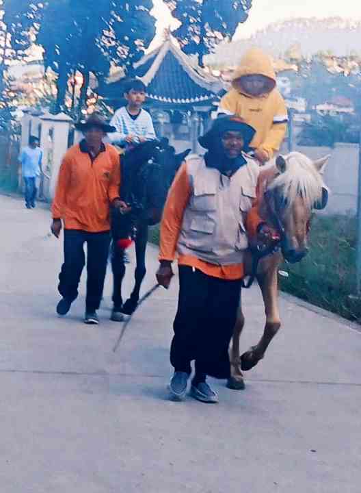Wisata berkuda di pagi hari (dokumentasi pribadi: Isti Yogiswandani)