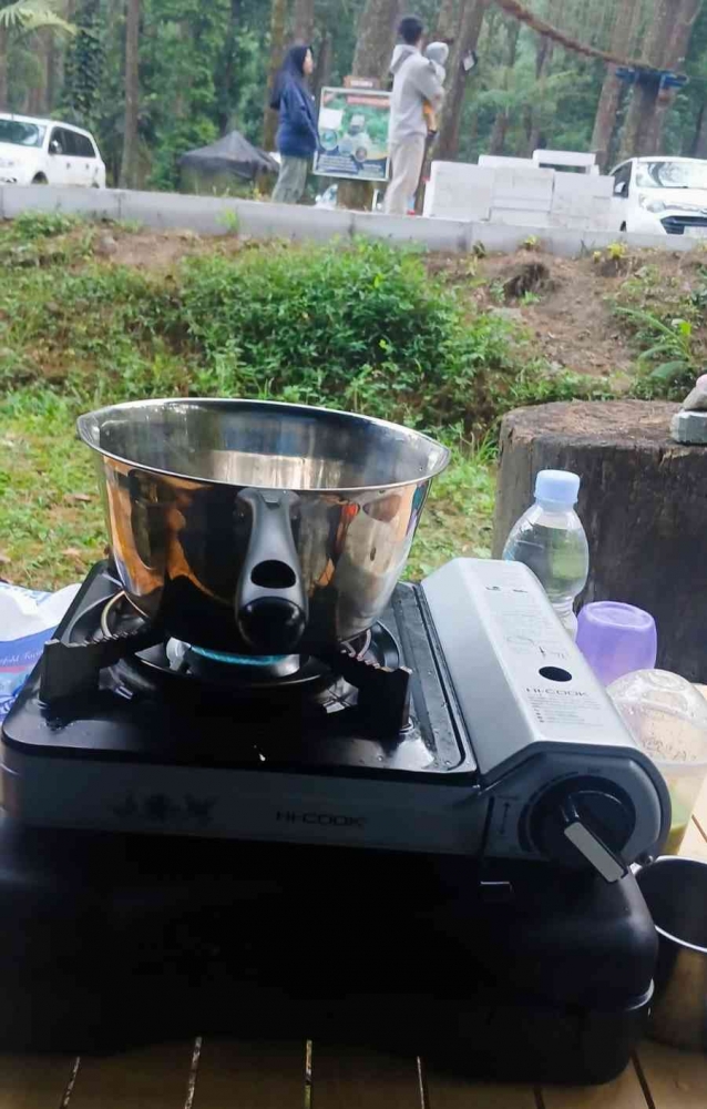 Memasak air untuk menyeduh kopi(dokumentasi pribadi: Isti Yogiswandani)