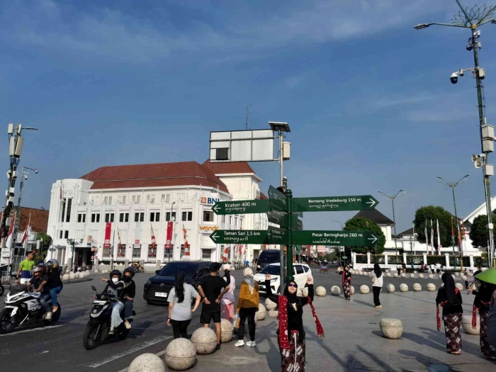 Dari masjid Gedhe Kauman melewati Titik Nol Km Yogya (dokpri)