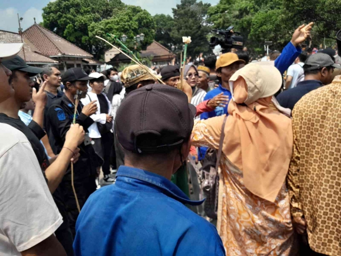 Pengunjung di halaman masjid Gedhe Yogyakarta (dokpri)
