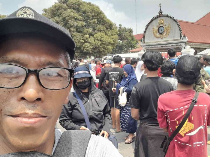 Ikut bergabung di halaman masjid Gedhe Yogya (dokpri)