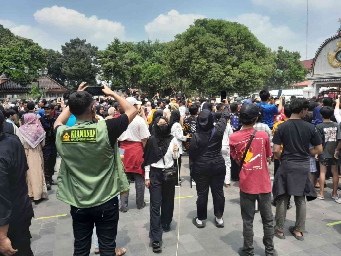 Petugas keamanan sedang mengambil gambar (dokpri)