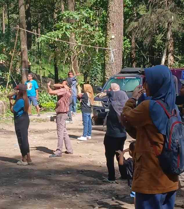 Senam aerobik pagi hari di area camping(Dokumentasi Pribadi: Isti Yogiswandani)