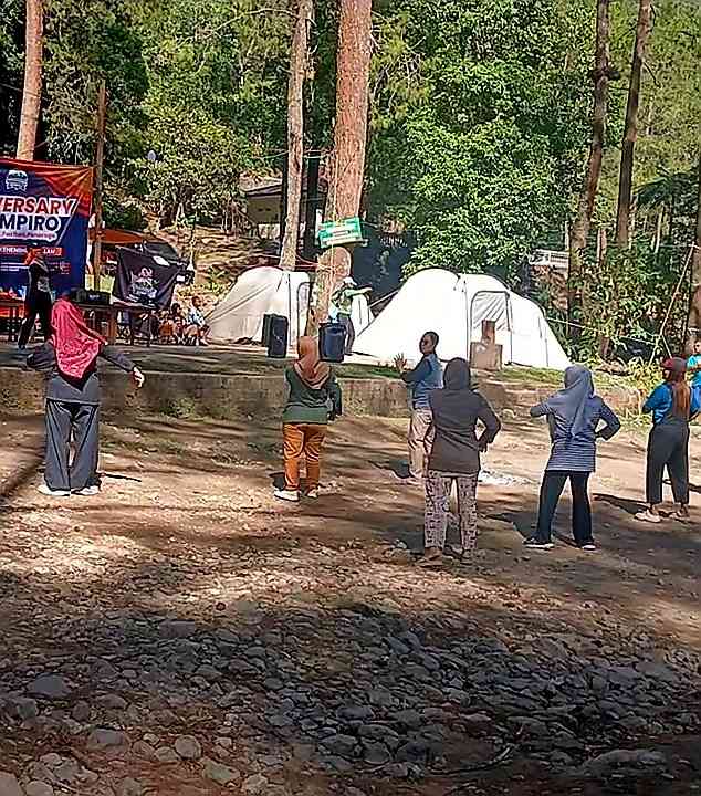 Senam arobik bareng dipandu instruktur senam (Dokumentasi pribadi: Isti Yogiswandani)