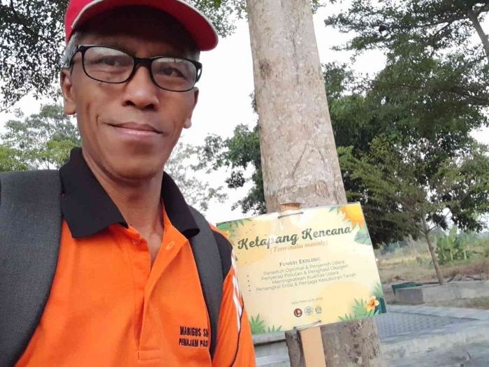 Berswafoto di samping Pohon Ketapang Kencana (dokpri)