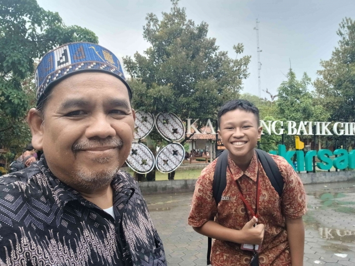 Omjay bersama Kiandra di kampung batik/dokpri