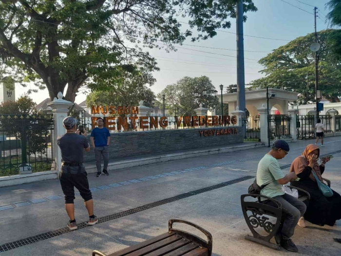 Banyak orang berfoto di depan Museum Benteng Vredeburg (dokpri)