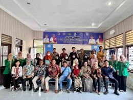 Foto bersama dengan Bapak Kepala Dinas serta pegawai DPPKB dan para calon pengantin Kota Binjai. Sumber Gambar : Dokumentasi LKP FKM  UINSU 2025 Medan